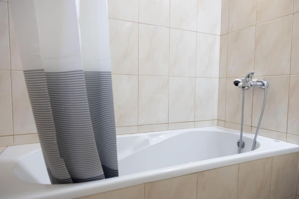 3 Bedroom Apt, Free Wifi & Ac, Cidadela - Lcgr 프라이아 외부 사진